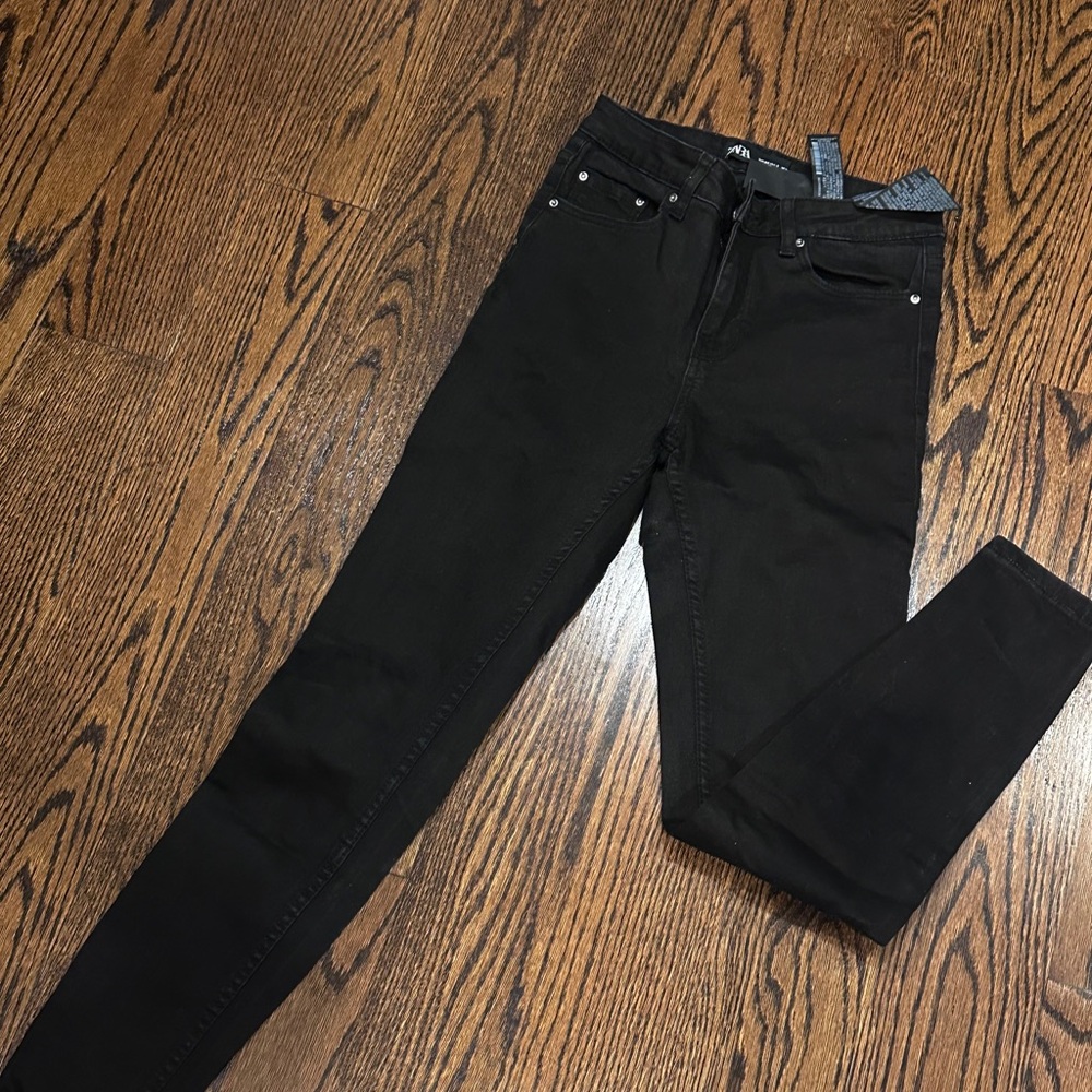 Zara Black Skinny Jeans Sleek and Classic